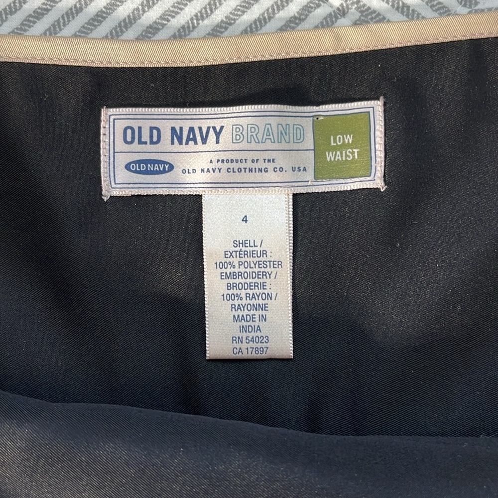 Old Navy Women's Pleated Scalloped Hem Skirt - Picture 4 of 8